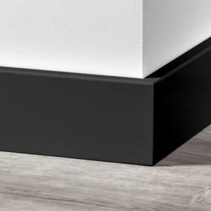 Moderne plint RAL 9005