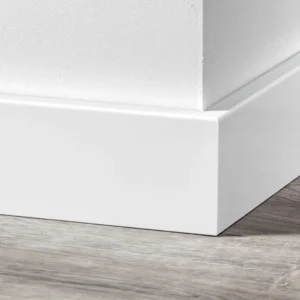 Moderne plint RAL 9016