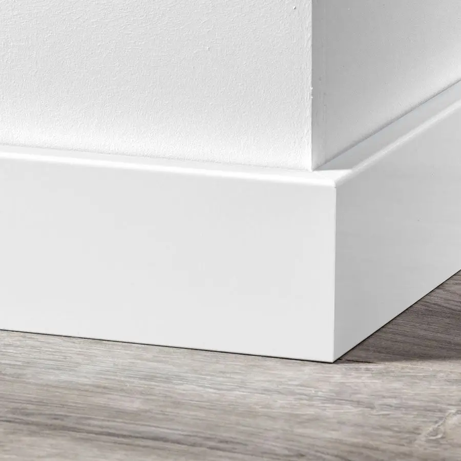 Moderne plint RAL 9016